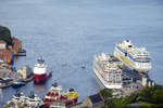 Skoltegrunnskaien ist ein Teil des Hafens in der norwegischen Hansestadt Bergen. Am Kai sind zwei Kreuzfahrtschiffe zu sehen. Aufnahme: 10. Juli 2018.