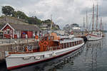 OSLO IX, 1936 gebaut und 19,61 Meter lang,befindet sich am 22.08.2016 unterhalb der Festung Akershus in Oslo. Im Hintergrund ist das Kreuzfahrtschiff CELEBRITY SILHOUETTE zu sehen.