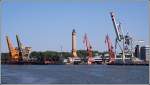 Der Leuchtturm von Swinemnde ist von den Krnen der Hafenanlagen umringt. Aufnahmedatum: 21.08.2005