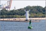 Die Einfahrt zum Hafen von Swinemnde wird durch eine Richtfeuerstrecke gekennzeichnet. Auf dem westlichen Molenkopf steht das Unterfeuer in Form einer Windmhle, ber die Bume ragt das Oberfeuer. Aufnahmedatum: 21.08.2005