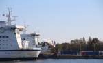 19.10.14 Swinemünde.  Tom Sawyer  der TT-Line passiert  Baltivia  von Polferries - letztere beim Beladen.