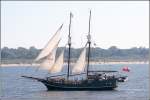 Ein fr Ausflge auf der Ostsee genutztes Segelschiff steuert den Hafen von Swinemnde an. Aufnahmedatum: 21.08.2006