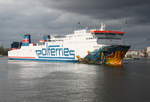 Die Polferries Fhre Cracovia auf dem Seeweg von Świnoujście nach Ystad  beim Auslaufen am 23.10.2017 in Świnoujście 