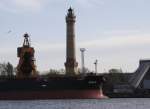 Im Hafen von Swinoujscie am 12.11.2008; Frachter DRAKE, Flagge Panama; Leuchtturm erbaut 1858 und mit 65 m Hhe der hchste an der Ostsee