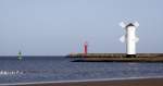 Hafeneinfahrt von Swinoujscie; an der Ostmole Tetrapoden als Wellenbrecher;  Stawa Młyny  das Unterfeuer einer Richtfeuerstrecke in Form einer Windmhle (12.11.2008)