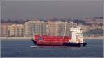 Die 2002 gebaute EURO SNOW (IMO 9244207) steuert am 10.10.2011 vor der Kulisse von Matosinhos den Hafen Leixoes an.