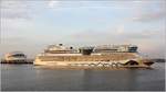 Die 2009 gebaute AIDAluna (IMO 9334868) steuert am 22.04.2017 ihren Liegeplatz am neuen Cruise Terminal in Leixoes (Porto) an. Sie ist 251,89 m lang und 37,60 m breit, hat eine GT/BRZ von 69.203 und bietet 2.050 Passagieren Platz. Heimathafen ist Genua (Italien).