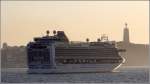 Die 2010 bei Fincantieri (Italien) gebaute AZURA (IMO 9424883) der P&O Cruises in der Abendsonne des 11.10.2011 auslaufend Lissabon. Sie ist 290 m lang, 36 m breit, hat einen Tiefgang von 8 m und eine GT von 115.005. Die AZURA kann 3.096 Passagiere und 1.226 Besatzungsmitglieder an Bord nehmen. Die beiden Diesel leisten 42.000 kw und ermglichen eine Geschwindigkeit von 22 kn. Heimathafen ist Hamilton (Bermuda).
