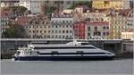 Die 2004 gebaute FERNANDO PESSOA (IMO 9312626) ist am 21.04.2017 bei Lissabon auf dem Tejo unterwegs. Diese Katamaran-Personenfähre ist 49,20 m lang und 11,99 m breit, hat eine GT/BRZ von 713 und eine Kapazität von 600 Passagieren. Heimathafen ist Lissabon (Portugal).