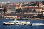 Die 2002 gebaute CESÀRIO VERDE (IMO 9269635) ist am 21.04.2017 bei Lissabon auf dem Tejo unterwegs. Diese Katamaran-Personenfähre ist 37,40 m lang und 10,70 m breit, hat eine GT/BRZ von 342 und eine Kapazität von 320 Passagieren. Heimathafen ist Lissabon (Portugal).