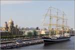 Die 1926 bei Joh. C. Tecklenborg in Bremerhaven gebaute Viermastbark KRUZENSHTERN (IMO 6822979) hat bei der Kirche der Himmelfahrt der Jungfrau Maria in St. Petersburg festgemacht. Sie ist eine der vier erhalten gebliebenen Flying P-Liner und hat eine Lnge von 117 m, eine Breite von 14 m und eine Segelflche von 3.400 m. Heimathafen ist Kaliningrad (Russland). Frherer Name: PADUA. 18.05.2013