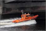 Mit hohem Tempo fhrt dieses PILOT boat (Lotsenboot) unter einer Brcke in St. Petersburg hindurch. Es handelt sich um ein RIB vom Typ Boomerang 2. 17.05.2013