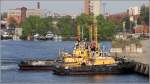Die 2005 gebaute SESTRORETSK (IMO 9375563) liegt am 18.05.2013 vor weiteren Schleppern in ihrem Heimathafen St. Petersburg (Russland). Sie ist 25 m lang, 9 m breit und wird von zwei Motoren mit je 1.104 kw angetrieben.