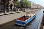 Die KOBRA schlngelt sich - beladene mit schaulistigen Passagieren - durch die Wasserstraen St. Petersburgs. 18.05.2013