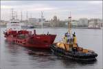 Mit Untersttzung des Schleppers PETERGOF (IMO 9368651) nhert sich die 1982 gebaute ALANA (IMO 8002523) einem Schiff, dass sie mit Treibstoff versorgen soll. Die ALANA ist 87 m lang, 14 m breit, hat eine GT von 2.551 und eine DWT von 3.233 t. Heimathafen ist St. Petersburg. Frherer Name: ALIZE. St. Petersburg, 18.05.2013
