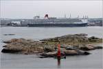 Die 2007 gebaute QUEEN VICTORIA (IMO 9320556) liegt am 18.07.2018 in Göteborg. Sie ist 294 m lang, 32 m breit und bietet 1.980 Passagieren und 981 Besatzungsmitgliedern Platz. Heimathafen ist Hamilton (Bermudas).