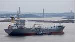 Auch ein Tanker braucht mal Sprit. Der 2001 gebaute Tanker TERNVIK (IMO 9221267) liegt vor Göteborg auf Reede, ein Bunkerboot liegt längsseits und versorgt sie mit Treibstoff. Die TERNVIK ist 141,20 m lang und 21,60 m breit, hat eine GT/BRZ von 9.980 und eine DWT von 14.796 t. Heimathafen ist Skagen (Dänemark). Früherer Name: TARNVIK.