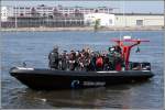 Vorbereitungen fr den Ritt durch die Wellen. Alle Passagiere werden mit wasserdichten Overalls und Schutzbrillen ausgestattet, bevor das Schlauchboot mit 3 x 250 PS am Heckspiegel zur Tour durch die Schren von Gteborg ausluft. 10.05.2008