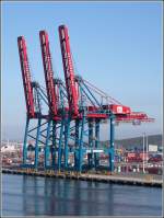 Warten auf das nchste Schiff: Containerbrcken im Hafen von Gteborg. 09.05.2008