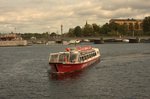 Auf der roten Ausflugsroute verkehrt im Hafengebiet von Stockholm die  Dancing Queen . Hier legt sie gerade am 20.09.2016 in Höhe des königlichen Schlosses in Stockholm an. 