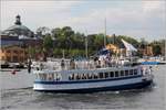 Die 1902 als Dampfschiff gebaute KUNG RING ist am 19.07.2018 in Stockholm unterwegs. Sie ist 20,14 m lang, 5,20 m breit und kann bis zu 125 Passagiere befördern. 1952 wurde sie auf Dieselbetrieb umgerüstet.  