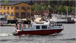 Die 2002 gebaute NILLA steuert ihre Anlegestelle in Stockholm an. Sie gehört zur Flotte von Stavsnäs Bāttaxi, ist 11,60 m lang und 3,10 m breit. Mit bis zu 35 kn kann sie bis zu 12 Passagiere befördern. 19.07.2018