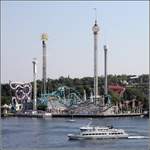 Die 1990 gebaute VÄRMDÖ (IMO 8900945) passiert am 19.07.2018 den Vergnügungspark Gröna Lund in Stockholm. Sie ist 37,70 m lang, 7,50 m breit und kann 340 Passagiere befördern. Heimathafen ist Waxholm (Schweden).