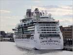 Die 2003 gebaute SERENADE OF THE SEAS (IMO 9228344) liegt am 22.07.2018 in Stockholm. Sie ist 293,20 m lang und 39,80 m breit, hat eine GT/BRZ vn 90.090 und bietet 2.500 Passagieren Platz. Heimathafen ist Nassau (Bahamas).