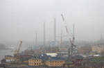  Vernebelter Teleblick  auf eine Werft im Hafengebiet von Stockholm.Leider kein gutes Fotowetter, relativ dichter Nebel, hinter der Werft ein bekannter Vergnügungspark.