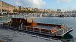 Ein Gaststättenboot im Yachthafen von Barcelona