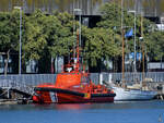 Das Rettungsschiff SALVAMAR MINTAKA (MMSI: 224520520) wartet im Hafen von Barcelona auf den nächsten Einsatz.