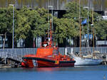 Das Rettungsschiff SALVAMAR MINTAKA (MMSI: 224520520) wartet im Hafen von Barcelona auf den nächsten Einsatz. (November 2022)