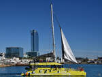 Der Ausflugskatamaran ECO SAIL (MMSI: 225989928) verlässt den Hafen von Barcelona.