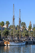 Das Segelschiff FAR BARCELONA (MMSI: 224191570) ist hier im Stadthafen von Barcelona zu sehen.