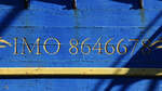 Die ins Holz geschnitzte Nummer der Internationalen Seeschifffahrts-Organisation (IMO) am Segelschiff GÖTHENBURG (IMO: 8646678), welches im November 2022 im Hafen von Barcelona vor Anker lag.
