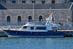 Das Ausflugsboot CONSOLAT DE MAR (MMSI: 224102420, 8A-MA-3-01-07) wartet im Hafen von Barcelona auf den nächsten Einsatz.