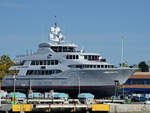 Die Jacht MIA ELISE II (IMO: 9620700) wurde aus dem Wasser geholt. (Barcelona, November 2022)