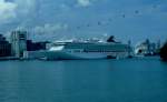 Das Kreuzfahrschiff  Star Virgo  liegt im Oktober 2001 in Singapur
