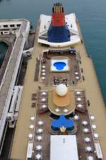 Die Gemini der Star Cruises. IMO: 9008419. Aus der Schwebebahn nach Sentosa am 4.4.2014 aufgenommen.
