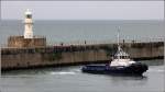 Die 2000 gebaute DHB DOUGHTY (IMO 9190468) schippert am 05.06.2012 hinter dem South Breakwater im Hafen von Dover herum. Sie ist 31 m lang, 10 m breit, hat eine Maschinenleistung von 3.600 kw und einen Pfahlzug bis 55 t. Der Schlepper steht in Diensten des Dover Harbour Board (DHB) und fhrt unter britischer Flagge mit Heimathafen Dover. Mit im Bild das Molenfeuer Knuckle.