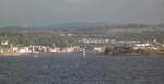 Der Hafen von Oban in Schottland am 11.09.2012. Auf Schottisch-Gälisch heißt Oban übrigens  Kleine Bucht . Die Stadt ist auch bekannt als „Gateway to the Isles“ denn heute ist Oban der Ausgangspunkt für Ausflüge zu den Inneren und Äußeren Hebriden. Die Fähren steuern von hier regelmäßig u.a. die Inseln Mull, Coll, Tiree und Barra an.