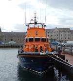Das 17m lange Lifeboot RNLI LIFEBOAT 1713 am 20.06.19 in Kirkwall