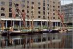 Traditionelle 1- und 2-Master liegen im Westbecken des St. Katherine's Dock nahe dem Tower of London. Das St. Katherine's Dock ist durch eine Schleuse mit der Themse verbunden. Scan eines Dias aus dem Juli 1995.