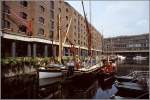 Traditionelle 1- und 2-Master liegen im Westbecken des St. Katherine's Dock nahe dem Tower of London. Das St. Katherine's Dock ist durch eine Schleuse mit der Themse verbunden. Scan eines Dias aus dem Juli 1995.