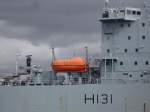 Militärschiff H131 im Hafen Plymouth.