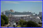 Southampton 20.8.2011. Blick aus dem 6. Stock im Holiday Inn zum Fährhafen. Dahinter das Kreuzfahrschiff  VENTURA , das am späten Nachmittag noch ausläuft.