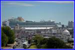 Southampton 20.8.2011. Blick aus dem 6. Stock im Holiday Inn zum Fhrhafen. Dahinter das Kreuzfahrschiff  VENTURA , das am spten Nachmittag noch ausluft.