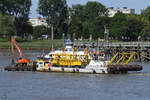 Das Bagger-/Umweltkontrollschiff  Pieter Coecke  (IMO: 9031193) schiebt einen Ponton mit Bagger vor sich her.