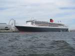 Bei einer Hafenrundfahrt in Hamburg konnte ich das imposante Kreuzfahrtschiff  Queen Mary 2  ablichten, Hamburg 26.05.2011