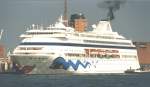 Das Kreuzfahrtschiff  Aida  liegt am 10.06.1996 im Hamburger Hafen, an der berseebrcke.